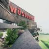 Fassadenarbeitsb�hne an einer Metallfassade in 70 m H�he